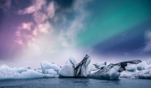 Aurora boreal sobre la laguna de hielo del glaciar Jokulsarlon en Islandia