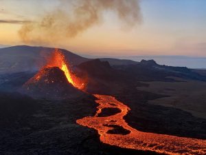 Volcán escupiendo lava - atardecer en Geldingadalur - Islandia